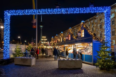 Entrance to the Christmas market at the Humboldt Forum, Berlin Palace, night shot, Mitte, Berlin,