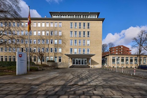 Hannover-Mitte tax office, office building, entrance area, roofing, flagpole, flag, pavement,