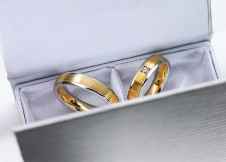 Two wedding rings, ladies' ring set with a brilliant-cut diamond, in white box, studio photo