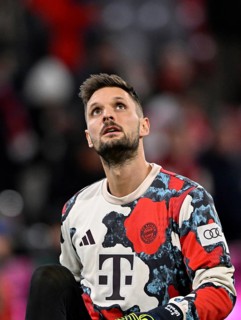 Goalkeeper Sven Ulreich FC Bayern Munich FCB (26) portrait Looking up, warm-up training Allianz