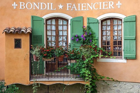 Colourful house façade, Moustiers-Sainte-Marie, Département Alpes-de-Haute-Provence, Region