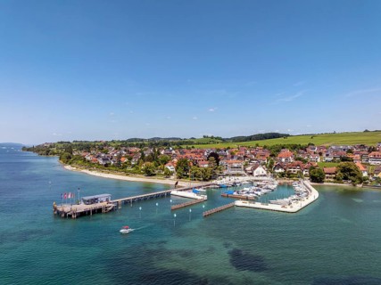 Luftbild von der Bodenseegemeinde Hagnau, Winzerdorf und beliebter Ferienort am Bodensee, dahinter