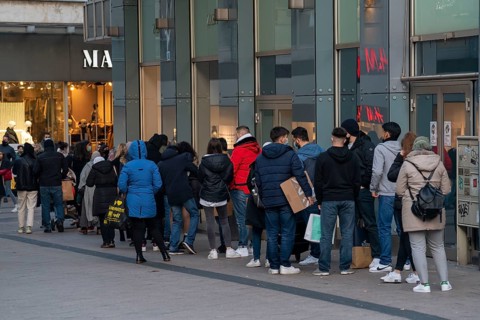 Shopping street Limbecker Straße, long queues in front of some shops, here a fashion chain,