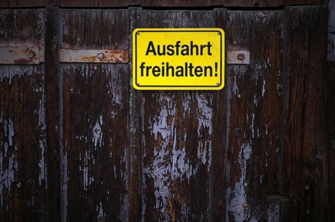 Sign AUSFAHRT FREIHALTEN, yellow, Tor tor of a wooden barn, weathered, Römerstein, Swabian Alb,