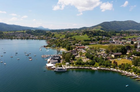 Drone shot, lake promenade with boats at Mondsee, Mondsee, Salzkammergut, Upper Austria, Austria