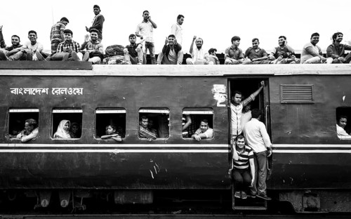 Passengers on the roof of a crowded train, Monochrom, Dhaka, Bangladesh