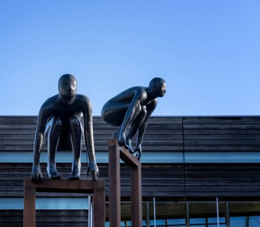 Change of Directions by Maria Miesenberger, group of figures in front of the entrance to the Nordic