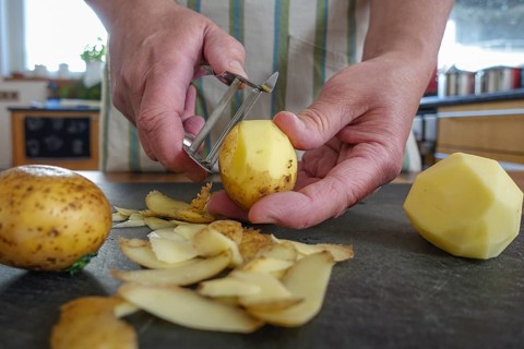 Swabian cuisine, preparation of potato salad, peeling raw potatoes, savoury, salty, typical