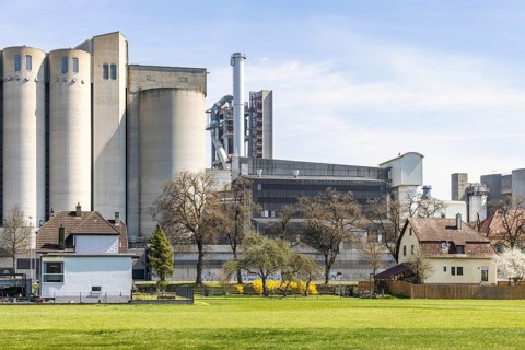 SCHWENK cement works in Heidenheim-Mergelstetten. In front, residential buildings with an idyllic
