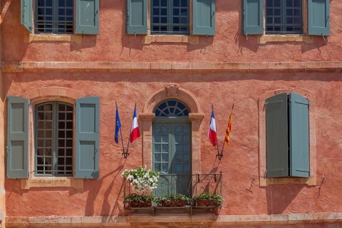 Town hall painted with ochre paint, Roussillon, Provence, Department Vaucluse, Provence-Alpes-Côte