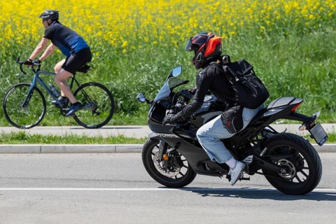 Motorcyclist Yamaha YZF-R 125 ccm, cyclist cycle path