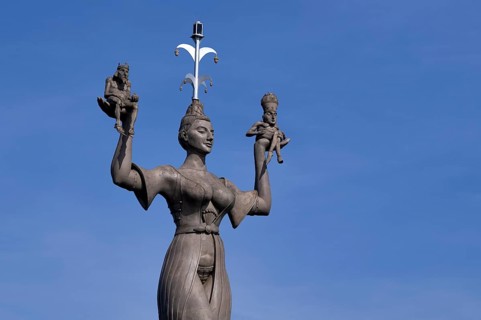 Imperia statue, in her right hand a king with crown and orb, in her left hand a man with papal