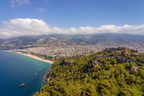 From the castle located on a peninsula, you have a panoramic view of the city of Alanya and the