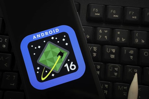 The logo of the Android 16 is displayed on a smartphone screen