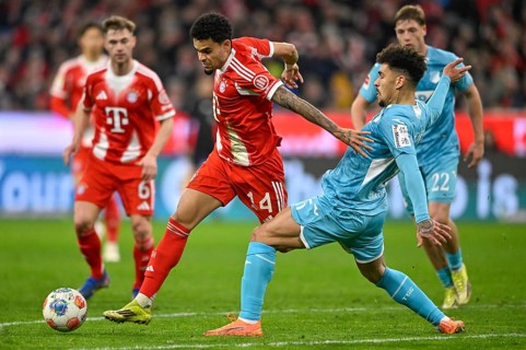 Duel, action Luis Diaz FC Bayern Munich FCB (14) against Valentin Gendrey TSG 1899 Hoffenheim (15)