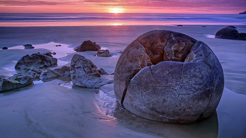 New Zealand, South Island, Moeraki Blders, stone balls, beach, sea, clouds, sunset, New Zealand