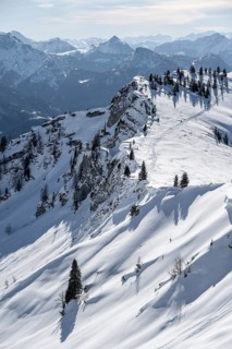 Berge im Winter, Blick auf die Chiemgauer Alpen mit Schnee, Bayern, Deutschland