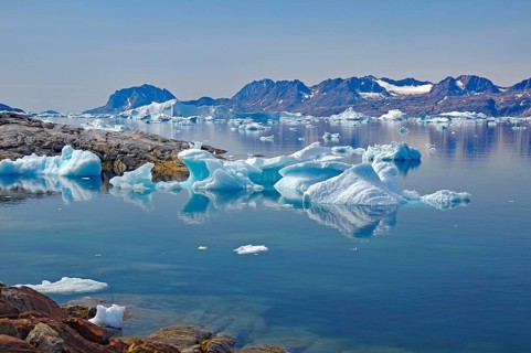 Clear sea with floating icebergs and mountain views, Icefjord, Tiniteqilaaq, Tasilaq, Arctic,