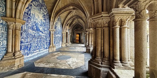 The Gothic cloister of Porto Cathedral was decorated with blue and white azulejos tiles, Sé do
