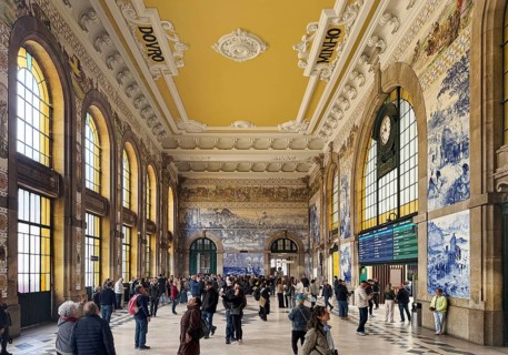 Porto Sao Bento railway station, entrance hall with azulejos designed by artist Jorge Colaço, old