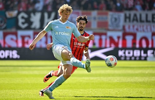 Tackle, action Leopold Querfeld 1. FC Union Berlin FCU (14) against Eren Dinkci 1. FC Heidenheim