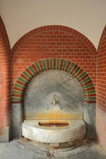 Bäckerbrunnen built 1909 and wall with tiles, brick house, tiles, Wiesbaden, Taunus, Hesse, Germany