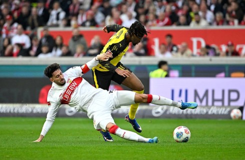 One-on-one, action Carney Chukwuemeka Borussia Dortmund BVB (17) against Atakan Karazor VfB