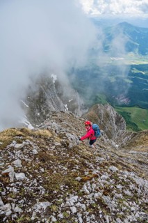 Mountaineer with helmet, ascent to the Ackerlspitze, Wilder Kaiser, Kaiser Mountains, Tyrol,