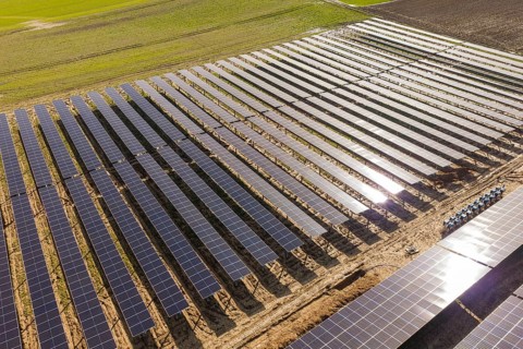 Structured solar panels that reflect sunlight and are suitably integrated into the natural