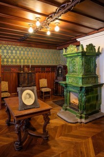 Magnificent living room with antique tiled stove and portrait of Queen Charlotte of Württemberg in