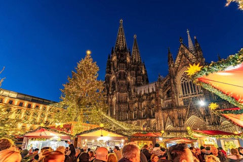 Christmas market at Cologne Cathedral at dusk, Cologne, North Rhine-Westphalia, Germany