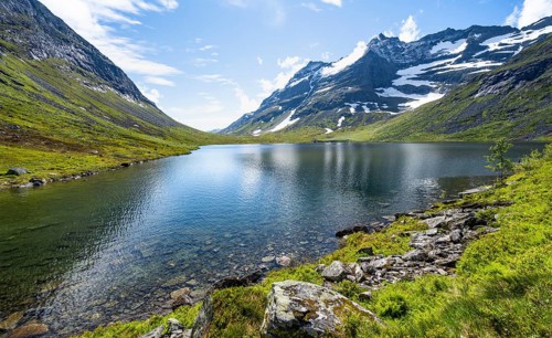 Mountain landscape and lake Giklingdalsvatnet, Flatvaddalen high valley, Innerdalen side valley,