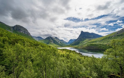 Innerdalen high valley with lake Innerdalsvatna, mountains, right Innerdalstårnet, Trollheimen,