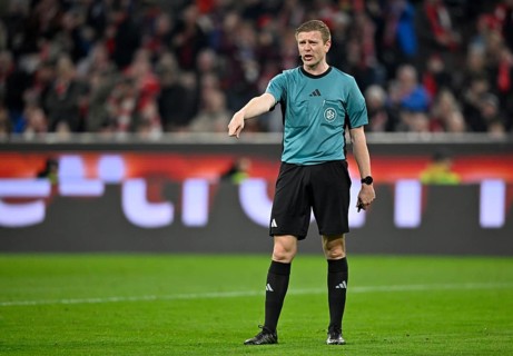 Referee Robert Schröder points to the point, penalty spot, penalty, soccer Bundesliga, Allianz