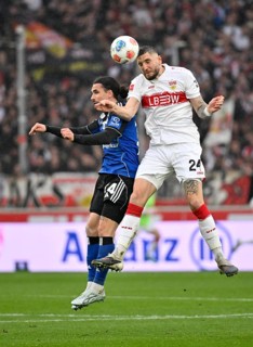 Header duel duel action Jeff Chabot VfB Stuttgart (24) against Rayan Philippe Hamburger SV HSV (14)