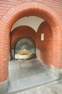 Bäckerbrunnen built 1909 and wall with tiles, semicircular archway, brick house, tiles, Wiesbaden,