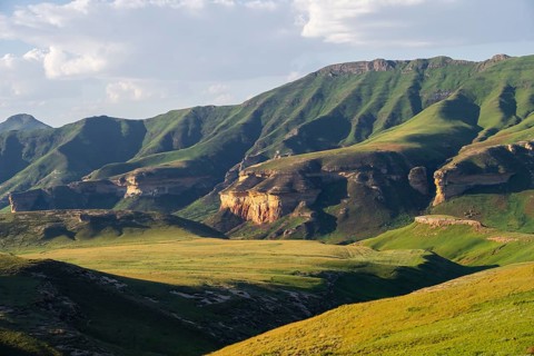 Grassland with sandstone cliffs and cliffs, landscape in Golden Gate Highlands National Park, Free