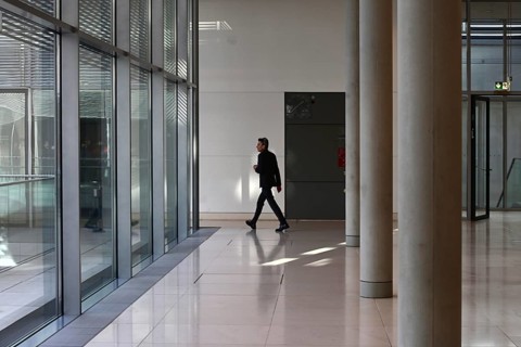 Rolf Mützenich (SPD) on his way from the Greens' parliamentary chamber to the SPD's parliamentary