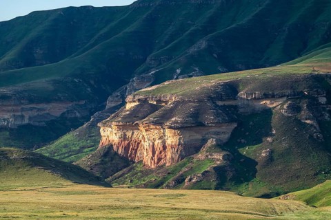 Grassland with sandstone cliffs and cliffs, landscape in Golden Gate Highlands National Park, Free