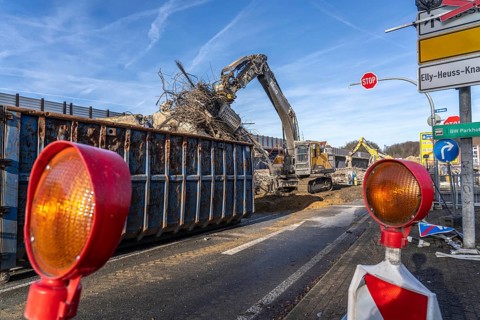 Demolition of the 120 meter long motorway bridge of the A516, across Teutoburger Straße in