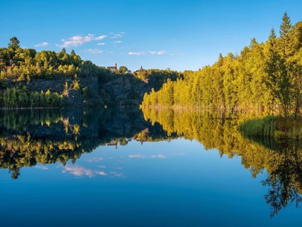 The slate lake in the Kießlichbruch in the evening light, former slate quarry, birch forest on the