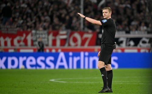 Referee Robert Schröder gesture gesture soccer Bundesliga, MHPArena, MHP Arena Stuttgart,