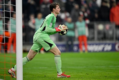 Goalkeeper Jonas Urbig FC Bayern Munich FCB (40) Action on the ball Football, Champions League,