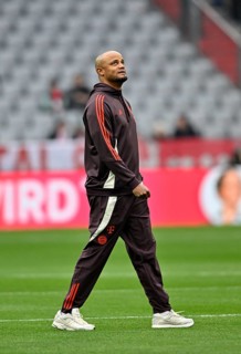Coach Vincent Kompany FC Bayern Munich FCB on the pitch, Allianz Arena, Munich, Bavaria, Germany