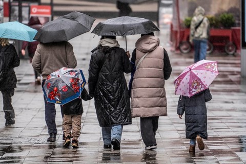 Passers-by in a pedestrian zone, Kettwiger Straße, rainy weather, city center, Essen, North