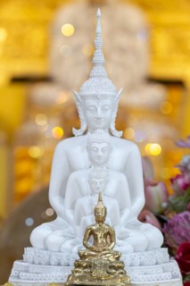 Golden Buddha (Dhyana-mudra: gesture of meditation), behind him five seated Buddhas (path to