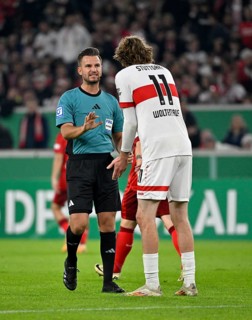 Referee Daniel Schlager in discussion with Nick Woltemade VfB Stuttgart (11) MHPArena, MHP Arena