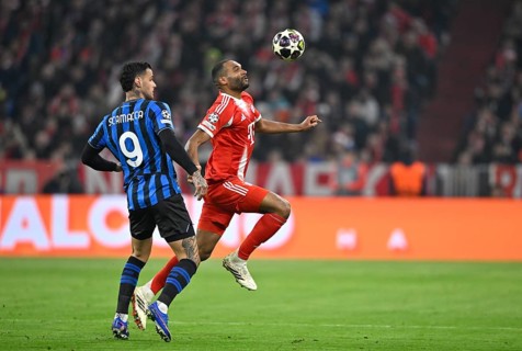 Duel, action Jonathan Tah FC Bayern Munich FCB (04) against Gianluca Scamacca BC Bergamo (09)