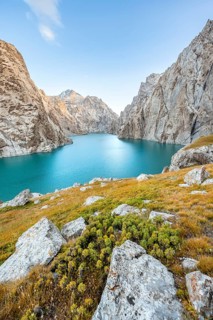 Turquoise mountain lake Kol Suu with rocky steep mountains, Kol Suu Lake, Sary Beles Mountains,