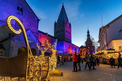 LED reindeer with sleigh at the Christmas market and St. Patrokli Cathedral in Soest at dusk, North